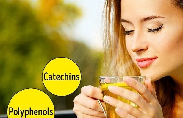 Trà xanh chứa đầy polyphenol và catechin - chất chống oxy hóa giúp bảo vệ làn da khỏi bị tổn thương do ánh nắng mặt trời và giảm mẩn đỏ da bằng cách chống viêm.