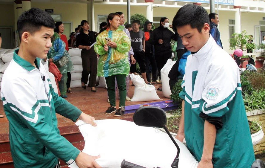 Học sinh nghèo, học sinh có hoàn cảnh khó khăn tại trường THPT Trần Phú, huyện Võ Nhai, tỉnh Thái Nguyên được nhận gạo hỗ trợ.