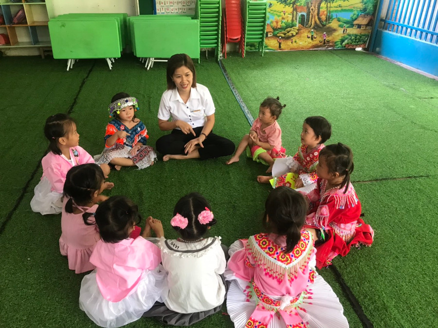 Cô và trò điểm trường Đồng Luông, xã Quảng Chu, huyện Chợ Mới, tỉnh Bắc Kạn vui mừng khi được học tập trong môi trường khang trang, sạch, đẹp. Cô và trò điểm trường Đồng Luông, xã Quảng Chu, huyện Chợ Mới, tỉnh Bắc Kạn vui mừng khi được học tập trong môi trường khang trang, sạch, đẹp.