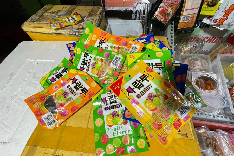Nhiều gói bánh kẹo không rõ nguồn gốc, xuất xứ. (Ảnh: Công an TP Vinh) Nhiều gói bánh kẹo không rõ nguồn gốc, xuất xứ. (Ảnh: Công an TP Vinh)