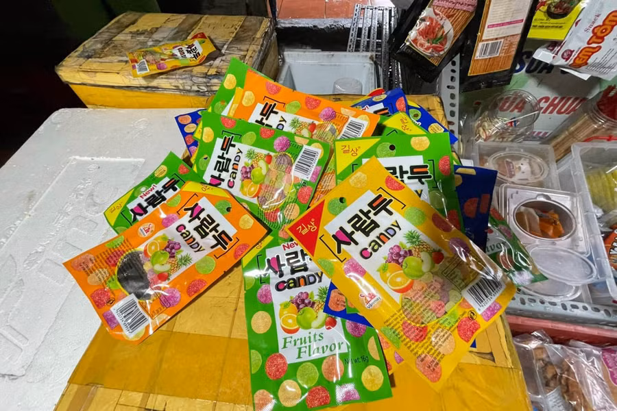 Nhiều gói bánh kẹo không rõ nguồn gốc, xuất xứ. (Ảnh: Công an TP Vinh)