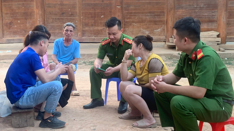 Công an xã Nà Hỳ, huyện Nậm Pồ (Điện Biên) hướng dẫn người dân cài đặt phần mềm VnEID - định danh điện tử trên điện thoại.