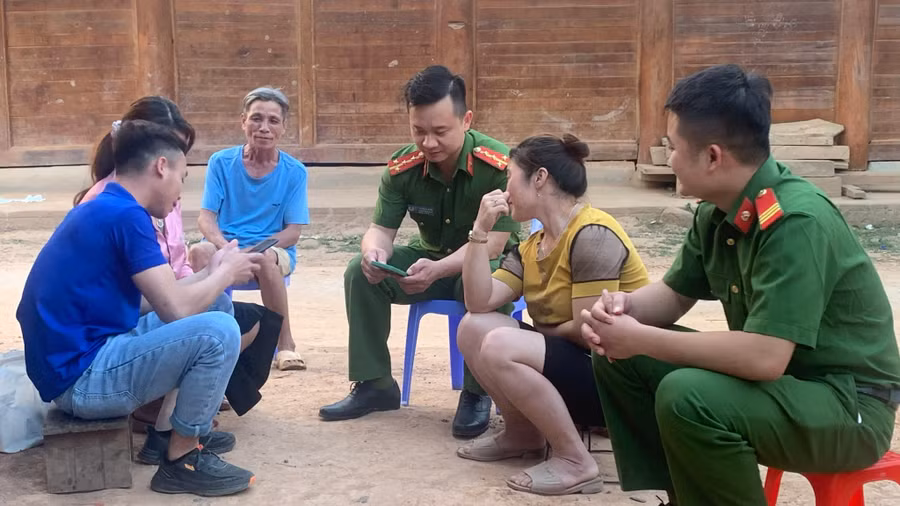 Công an xã Nà Hỳ, huyện Nậm Pồ (Điện Biên) hướng dẫn người dân cài đặt phần mềm VnEID - định danh điện tử trên điện thoại.