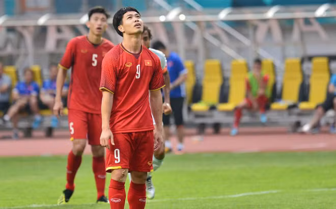 Bỏ Panenka, Công Phượng tái hiện quả sút luân lưu thảm họa của Zaza