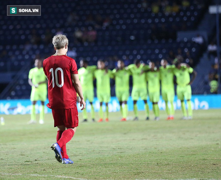 Sự nuối tiếc của Công Phượng sau khi đá hỏng penalty. Sự nuối tiếc của Công Phượng sau khi đá hỏng penalty.