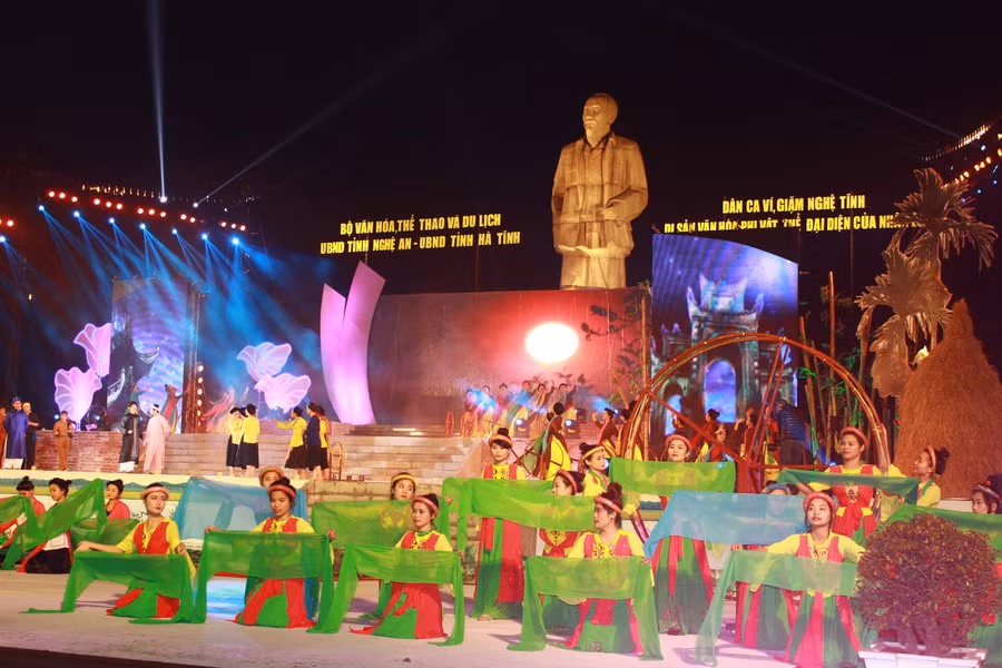 Ví phường vải được sân khẩu hóa trong dịp Lễ hội Làng Sen