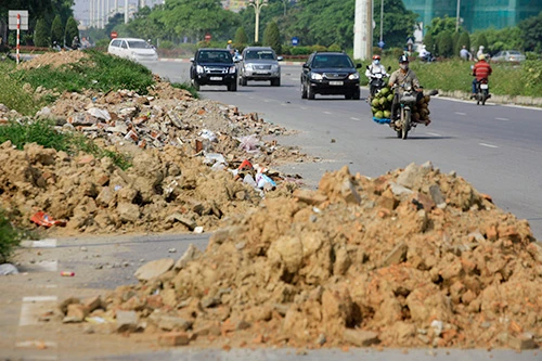 Phế liệu xây dựng ngập chân cầu