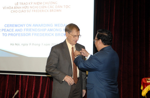 Trao Kỷ niệm chương cho GS Trường Nghiên cứu quốc tế SAIS