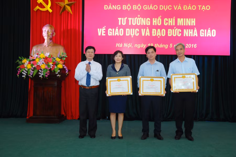 Học tập tư tưởng Hồ Chí Minh về giáo dục và đạo đức nhà giáo
