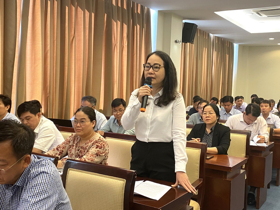 Bà Trần Thị Ngọc Châu, Giám đốc Sở GD&ĐT tỉnh Bà Rịa - Vũng Tàu nêu kiến nghị tại thảo luận nhóm. Bà Trần Thị Ngọc Châu, Giám đốc Sở GD&ĐT tỉnh Bà Rịa - Vũng Tàu nêu kiến nghị tại thảo luận nhóm.