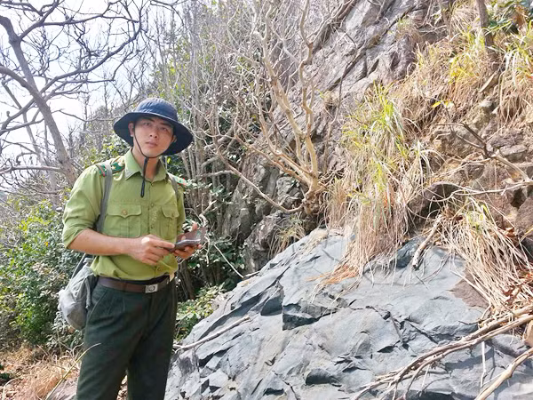  Trong số các chiến sĩ kiểm lâm Côn Đảo, Hoàng Sáng là người may mắn có được tình yêu đẹp với người bạn gái biết thấu hiểu, cảm thông cho công việc của mình 