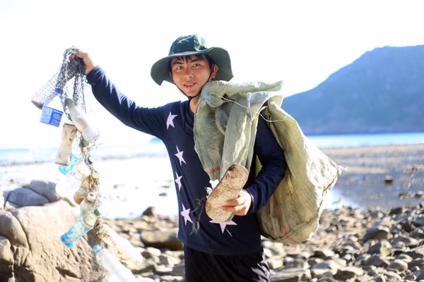  Và dọn rác trên bãi Cát Lớn – đảo Bảy Cạnh – Côn Đảo 