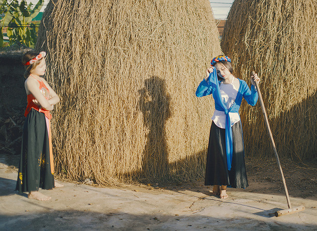 Cặp chị em ruột cosplay “Tấm Cám chuyện chưa kể“ ảnh 2 Cả cô chị Huyền Linh và cô em Khánh Huyền đều có ngoại hình xinh xắn nên rất phù hợp với vai trò người mẫu. Gần đây, hai chị em đã quyết định cùng thực hiện bộ ảnh “Tấm Cám chuyện chưa kể”, mô phỏng theo nhân vật trong bộ phim cùng tên của đạo diễn Ngô Thanh Vân.