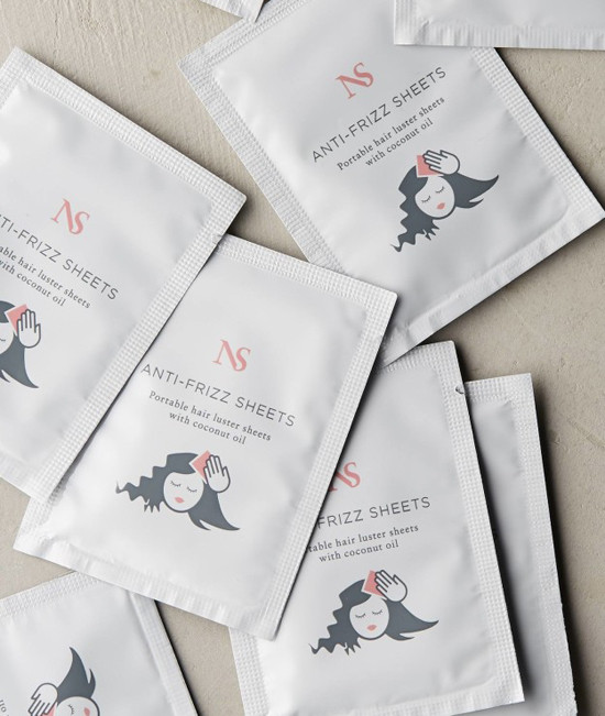 8. Giấy hút tĩnh điện: Vào mùa khô, tóc bị tĩnh điện nên dễ rơi vào tình trạng rỗi, xoăn xù, mất nếp. Để giải quyết tình trạng này, nhiều thương hiệu mỹ phẩm đã cho ra mắt giấy hút tĩnh điện. Chỉ cần rút một tờ, lau tóc từ chân đến ngọn là loại bỏ hoàn toàn tĩnh điện, giúp tóc suôn mượt vào nếp. 10-phat-minh-doc-dao-giup-viec-lam-dep-toc-de-hon-bao-gio-het-7