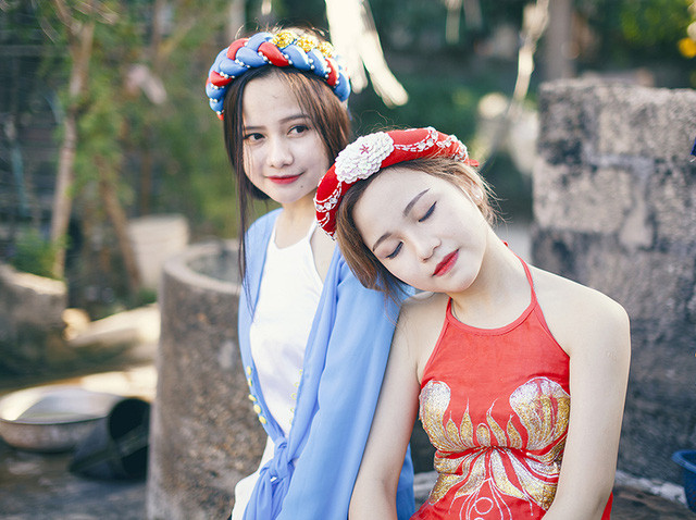 Trần Huyền Linh và Trần Khánh Huyền là hai chị em gái. Từ bé, tình cảm của hai chị em đã rất khăng khít và có nhiều sở thích giống nhau, đặc biệt là sở thích chụp ảnh.