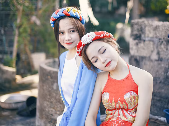 Trần Huyền Linh và Trần Khánh Huyền là hai chị em gái. Từ bé, tình cảm của hai chị em đã rất khăng khít và có nhiều sở thích giống nhau, đặc biệt là sở thích chụp ảnh.