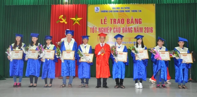  TS. Trần Tấn Vinh – Hiệu trưởng Trường CĐ Công nghệ thông tin (ĐH Đà Năng) trao thưởng cho sinh viên tốt nghiệp loại xuất sắc và giỏi.