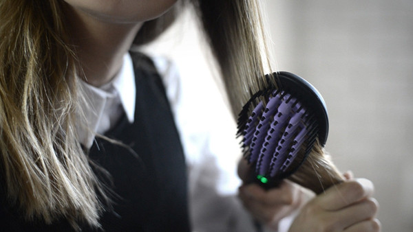 5. Lược là tóc thẳng: Không chỉ là một chiếc lược bình thường, sản phẩm này còn đi kèm mặt là nhiệt ở trong, giúp tóc thẳng mượt chỉ sau vài lần chải. So với máy là tóc truyền thống, lược là dễ sử dụng và nhanh gọn hơn. 10-phat-minh-doc-dao-giup-viec-lam-dep-toc-de-hon-bao-gio-het-4