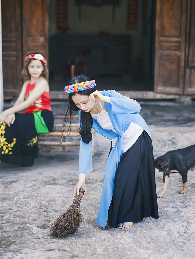 Cặp chị em ruột cosplay “Tấm Cám chuyện chưa kể“ ảnh 3 Huyền Linh chia sẻ: “Trong bộ ảnh, mình hóa thân thành nhân vật Tấm, còn em Khánh Huyền hóa thân thành nhân vật Cám. Hai chị em đã cố gắng tìm trang phục sao cho giống với từng nhân vật để thực hiện bộ ảnh ấn tượng nhất”.