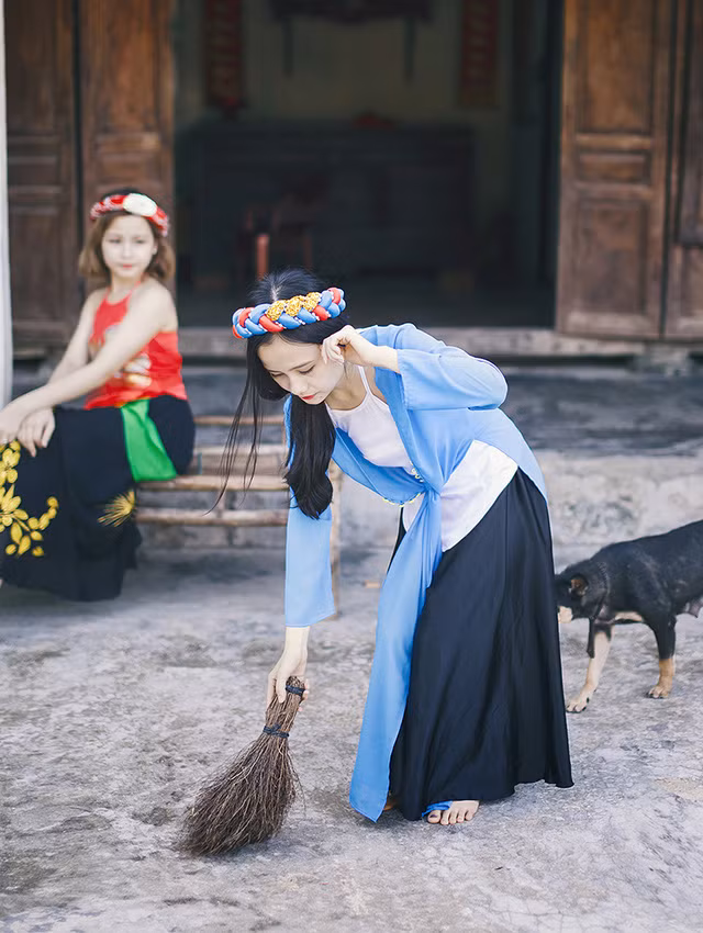 Huyền Linh chia sẻ: “Trong bộ ảnh, mình hóa thân thành nhân vật Tấm, còn em Khánh Huyền hóa thân thành nhân vật Cám. Hai chị em đã cố gắng tìm trang phục sao cho giống với từng nhân vật để thực hiện bộ ảnh ấn tượng nhất”.