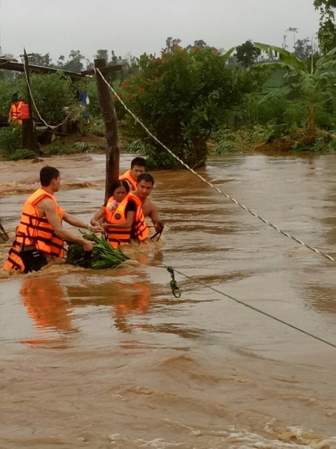 Vượt qua dòng nước chảy xiết, tiếp cận 2 nạn nhân đầu tiên trong nhà rẫy