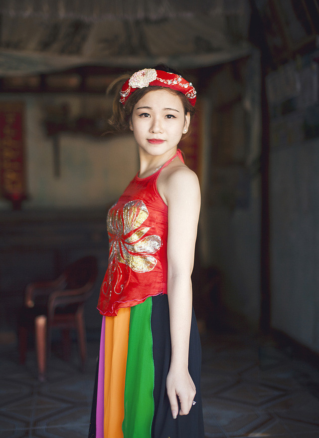 Cặp chị em ruột cosplay “Tấm Cám chuyện chưa kể“ ảnh 6 Cô em gái Trần Khánh Huyền sinh năm 1997, hiện là sinh viên khoa Xuất bản, Học viện Báo chí và Tuyên truyền. Huyền mơ ước trở thành nữ phóng viên giỏi, được mọi người biết đến với nhiều bài báo hay.