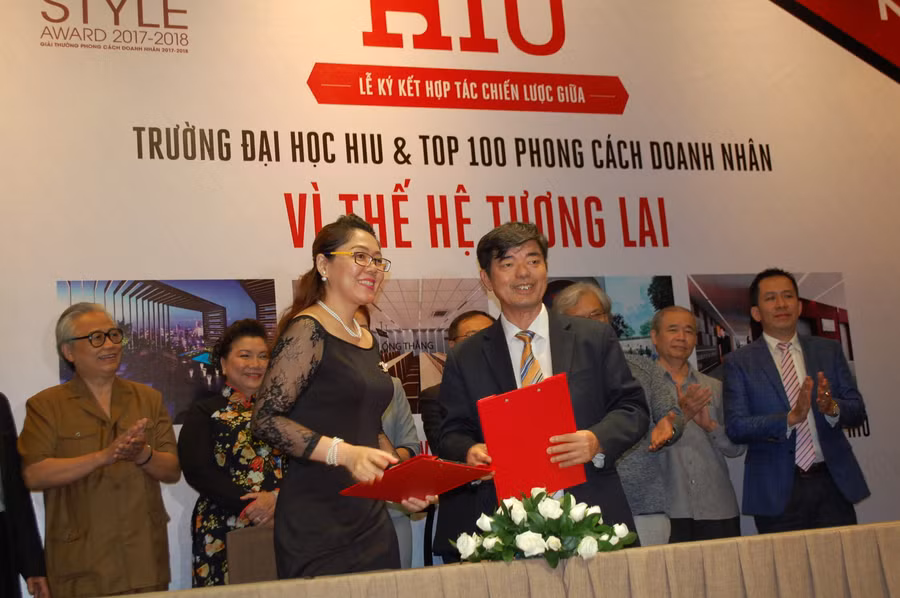 PGS.TS Thái Bá Cần – Hiệu trưởng Trường ĐH HIU ký kết hợp tác chiến lược