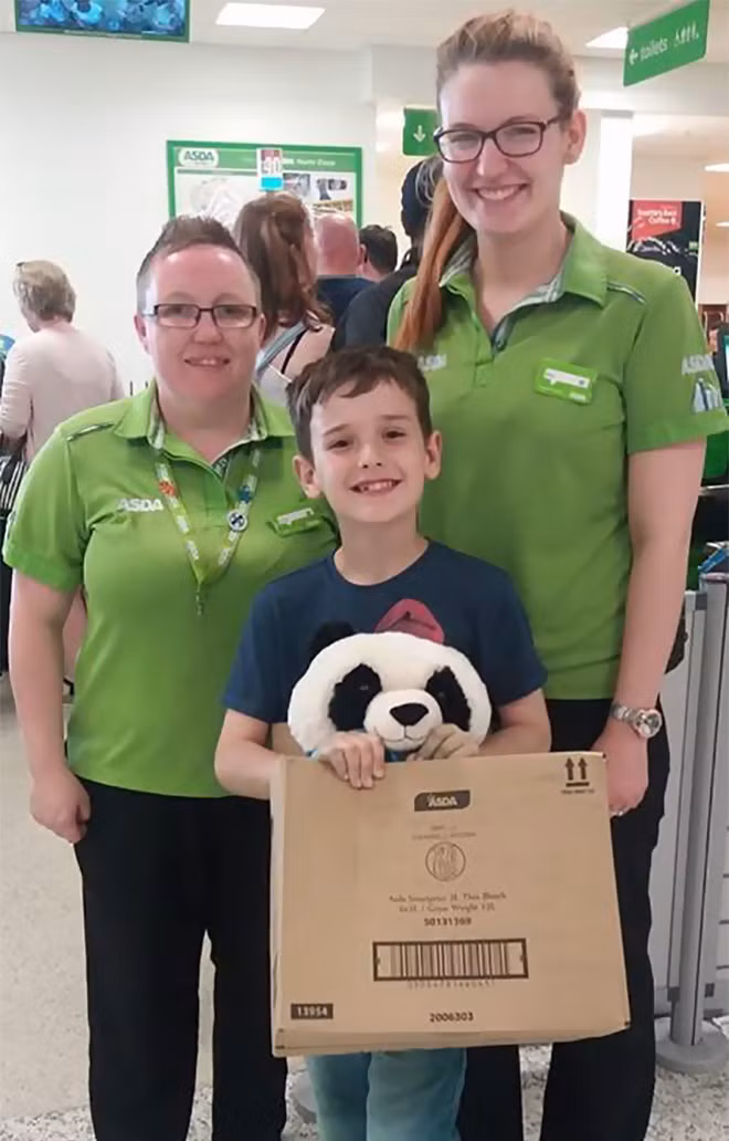 Cậu bé nhận được điều kì diệu bất ngờ từ 1 dòng chữ trên vỏ hộp đựng đồ chơi trong siêu thị - Ảnh 3.