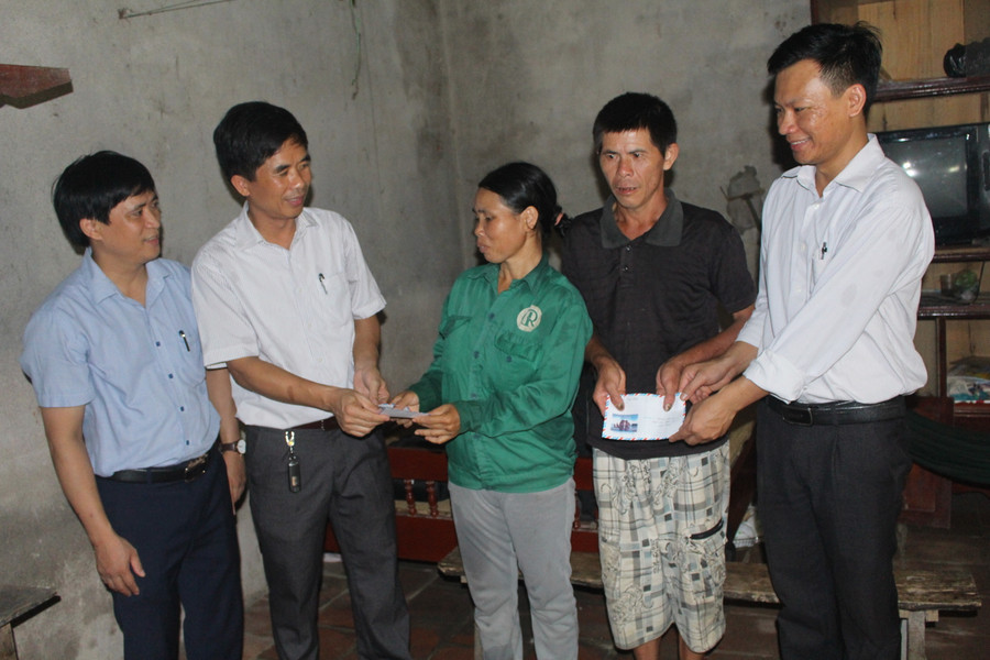 Ban giám hiệu Trường THPT Yên Định 1, huyện Yên Định (Thanh Hóa) cùng thầy giáo chủ nhiệm trao quà chúc mừng cho bố mẹ em Lê Hữu Hiếu.