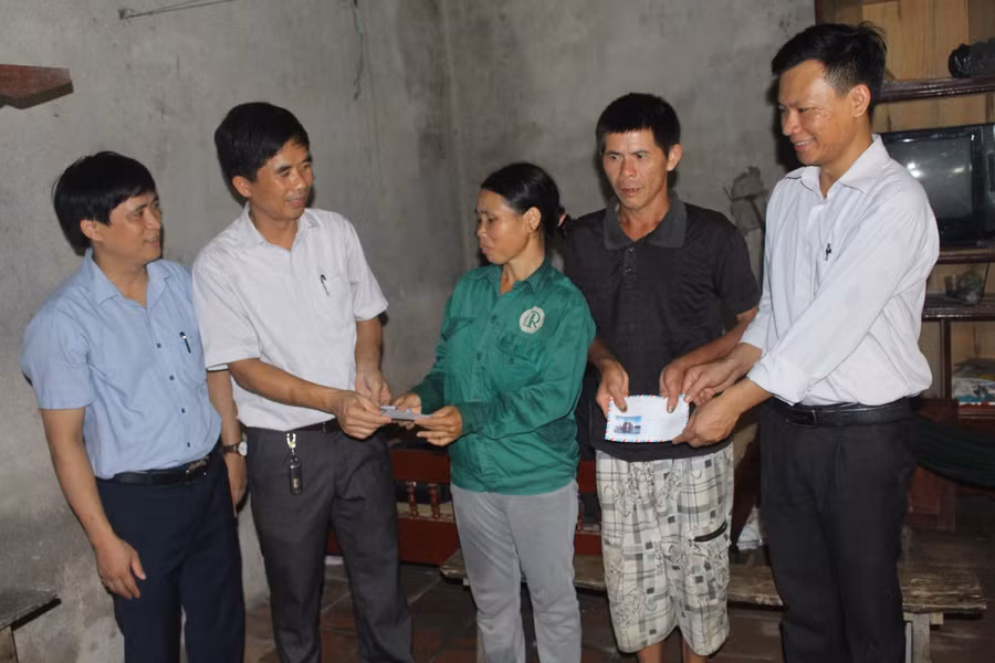 Ban giám hiệu Trường THPT Yên Định 1, huyện Yên Định (Thanh Hóa) cùng thầy giáo chủ nhiệm trao quà chúc mừng cho bố mẹ em Lê Hữu Hiếu. Ban giám hiệu Trường THPT Yên Định 1, huyện Yên Định (Thanh Hóa) cùng thầy giáo chủ nhiệm trao quà chúc mừng cho bố mẹ em Lê Hữu Hiếu.