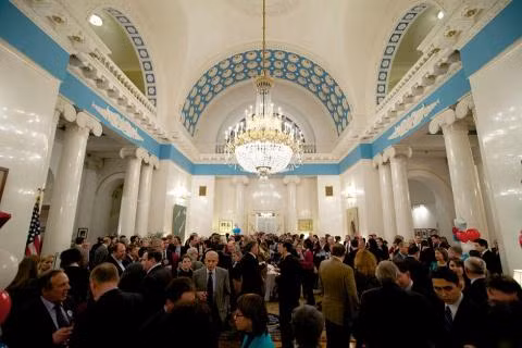  Khách tham dự lễ tân tại Spaso House. 