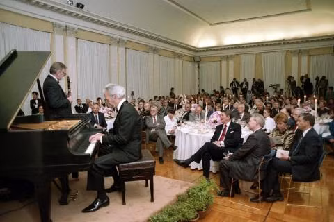  Tổng thống My Reagan tiếp vợ chồng Tổng bí thư Mikhail Gorbachev-Raisa Gorbacheva tại ĐSQ Mỹ ở Moscow ngày 31/5/1988. 