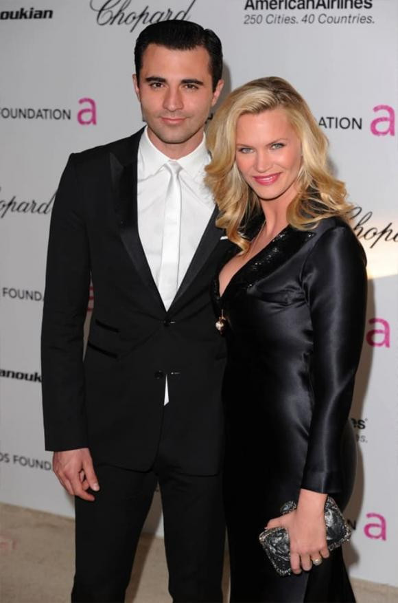 Cựu ngôi sao kết hôn với nữ diễn viên Canada Natasha Henstridge và tuyên bố ly hôn vào 2 năm sau đó