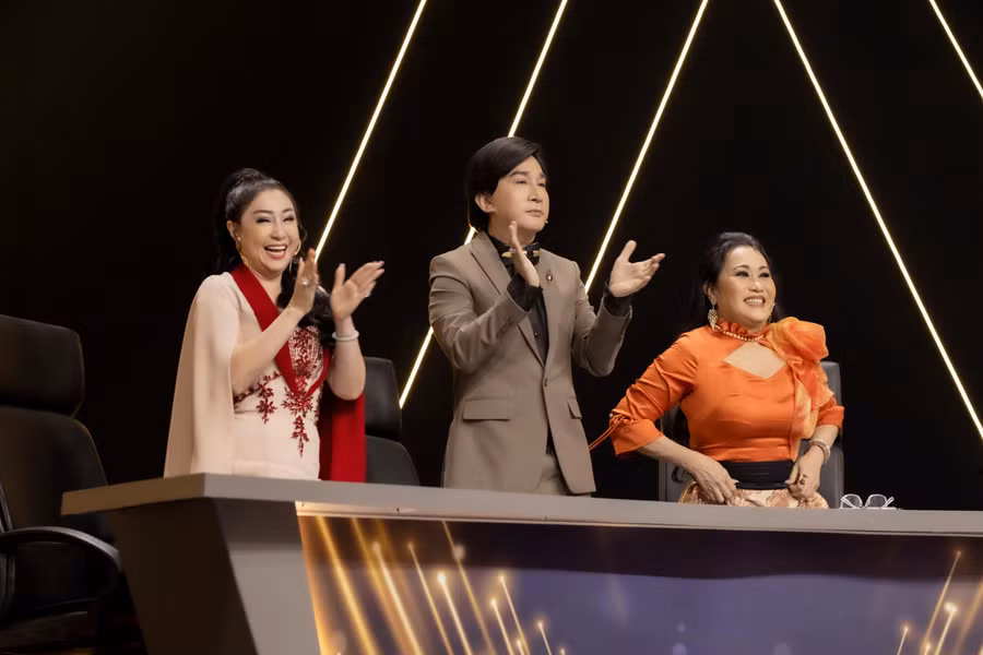 Giám khảo sửng sốt phát hiện thí sinh khiếm thị hát giống NSND Thanh Tuấn, Út Trà Ôn 