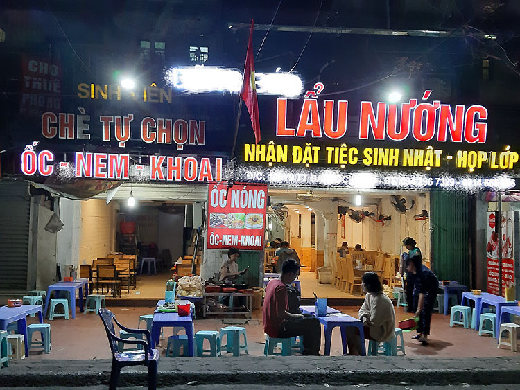 Nhiều người ảnh hưởng vì học sinh nghỉ kéo dài ảnh 2 Quán ăn ở ngõ Tự Do - nơi có đông khách hàng là sinh viên vắng tanh tối 15/2. Ảnh: Phạm Nga.