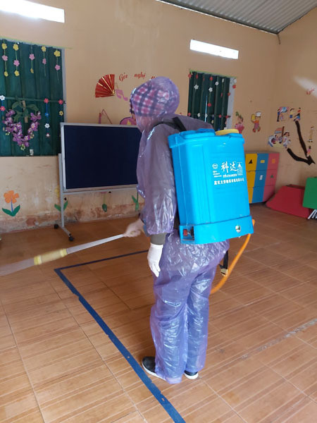 Nhiều người ảnh hưởng vì học sinh nghỉ kéo dài ảnh 1 Cô giáo ở điểm trường xã Sủng Là, Đồng Văn, Hà Giang mặc áo mưa, đeo khẩu trang khử trùng lớp học. Ảnh: Phạm Phương Hồng.