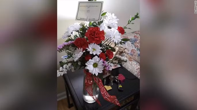 Chồng quá cố bí mật tặng hoa cho vợ hằng năm - Ảnh 4.