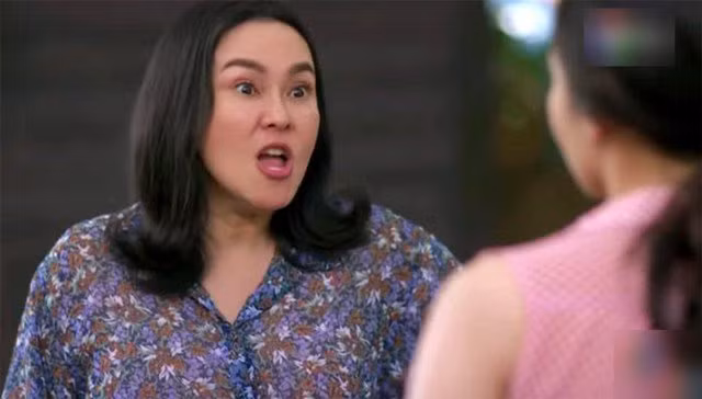 bi me chong duoi ra khoi nha, con dau cam theo 1 thu khien ba voi tay niu lai - 3