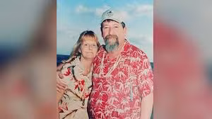 Chồng đã mất vẫn tặng hoa cho vợ hằng năm