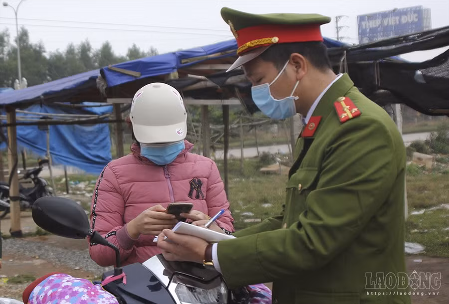 Mọi hoạt động lưu thông tại đây đều được kiểm soát chặt chẽ. Ảnh T.Vương