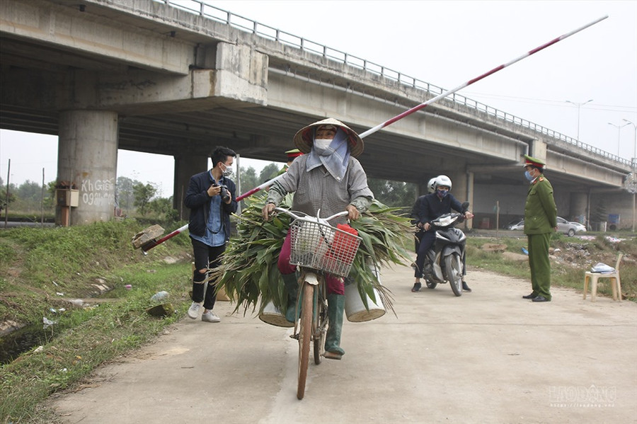 Người dân địa phương xã Sơn Lôi sẽ bị hạn chế đi lại trong thời gian 20 ngày, kể từ ngày 13.2. Ảnh T.Vương