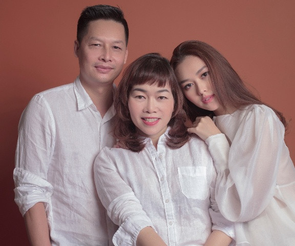 Á hậu Tường San hóa công chúa nhỏ, e ấp bên bố mẹ