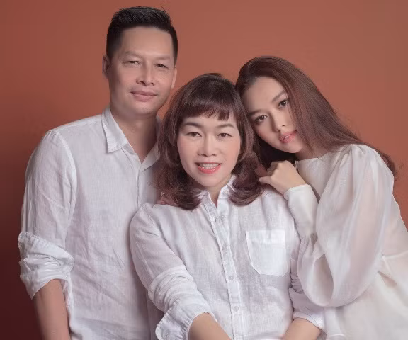 Á hậu Tường San hóa công chúa nhỏ, e ấp bên bố mẹ