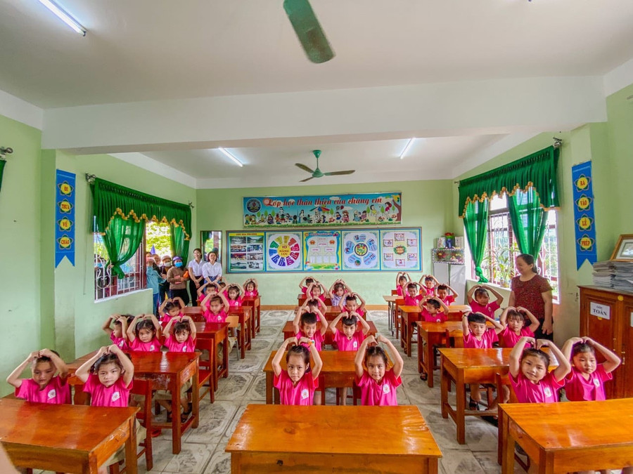 Niềm vui vào lớp 1 của học sinh Trường Tiểu học Sơn Hóa (Tuyên Hóa, Quảng Bình). Niềm vui vào lớp 1 của học sinh Trường Tiểu học Sơn Hóa (Tuyên Hóa, Quảng Bình).