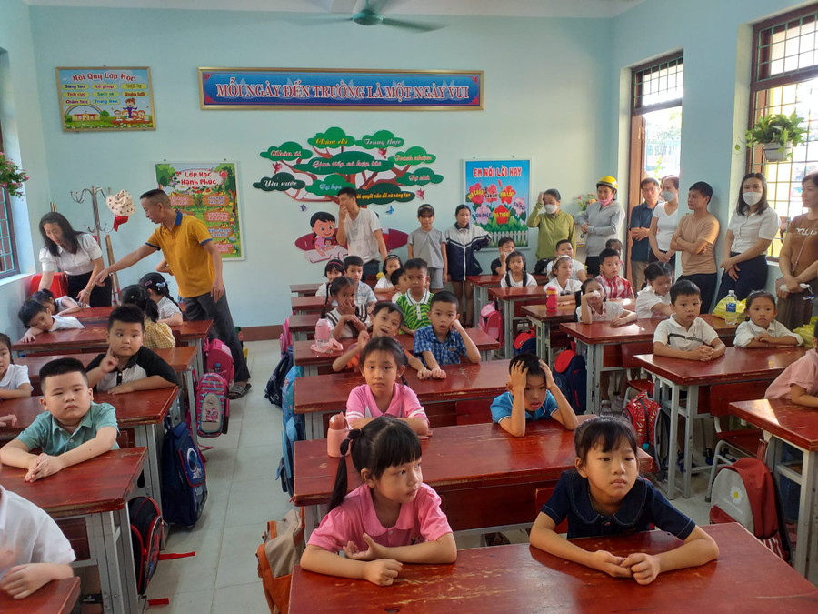 Phụ huynh lo lắng theo con vào lớp học. Phụ huynh lo lắng theo con vào lớp học.