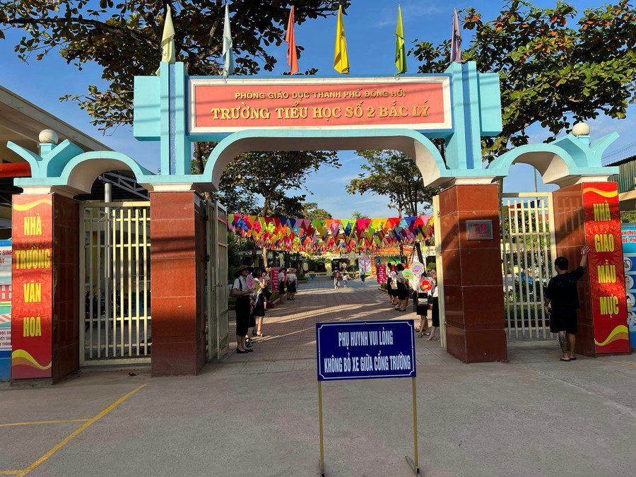 Không khí đón học sinh lớp 1 tại Trường Tiểu học số 2 Bắc Lý, TP Đồng Hới. Không khí đón học sinh lớp 1 tại Trường Tiểu học số 2 Bắc Lý, TP Đồng Hới.