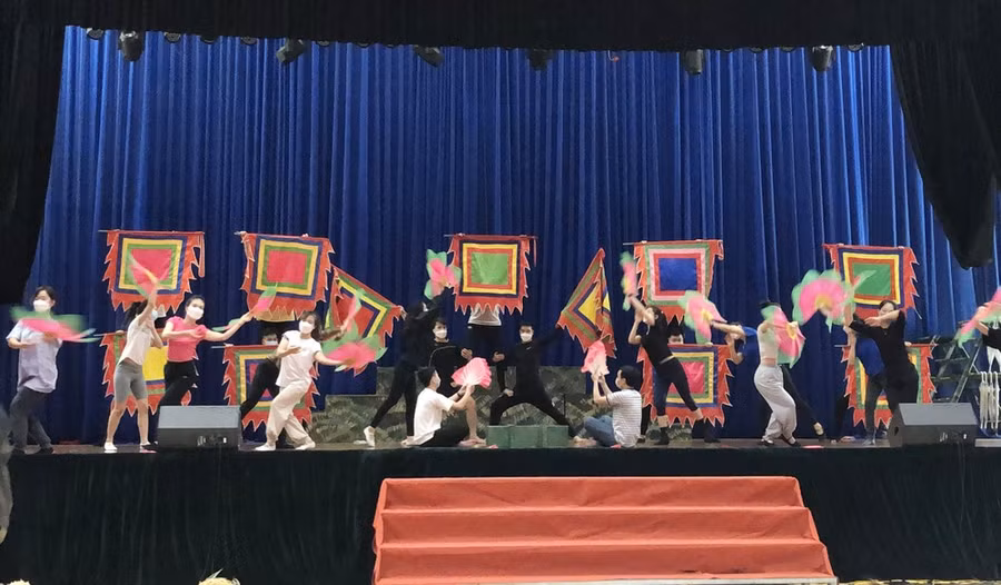 Các diễn viên nỗ lực tập luyện, chuẩn bị cho ngày khai hội