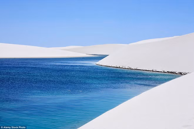 Kỳ diệu cảnh sa mạc biến thành hàng ngàn hồ nước xanh biếc đẹp như tiên cảnh - Ảnh 11.