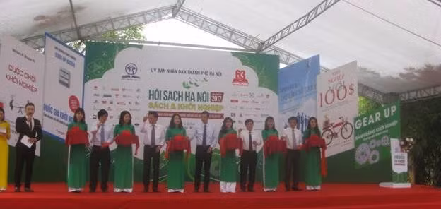 Lãnh đạo TP Hà Nội và Bộ TT-TT thực hiện nghi thức cắt băng khai mạc Hội sách