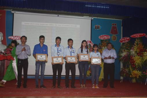 Đại điện các doanh nghiệp đã tặng học cho các em học sinh có thành tích cao trong năm học vừa qua